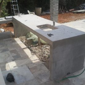 הקמת קונסטרוקציות שלד בטון -גב אחורי של מטבח החוץ