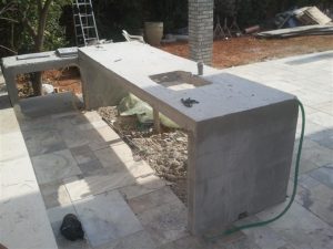 הקמת קונסטרוקציות שלד בטון -גב אחורי של מטבח החוץ