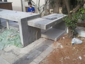 פינה שמאלית של מטבח החוץ ונישה פנימית לתנור