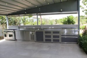 מטבח חוץ מאובזר בגריל גז מקצועי, 9 מבערים, מגירות וארונות אחסון, מקרר 3 דלתות, וכיריים