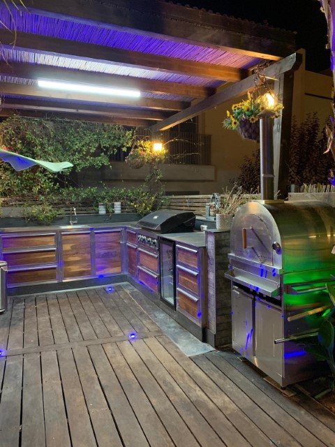 מטבח חוץ מפואר משולב בגריל גז, כיור, טאבון ביתי, מקרר, מגירות וארונות אחסון (2) מטבח חוץ מפואר משולב בגריל גז, כיור, טאבון ביתי, מקרר, מגירות וארונות אחסון