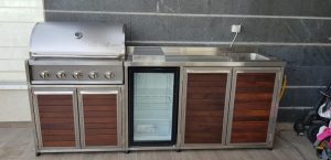 מטבח חוץ משולב גריל גז נירוסטה, מקרר, כיריים גז, כיור וארונות אחסון