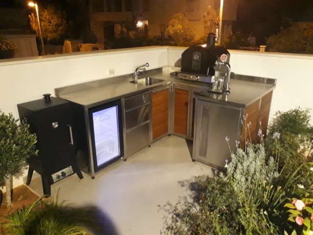 מטבח חוץ פינתי משולב מתקן מזיגה לבירה מעשנה, טאבון, מקרר ,מגירות וארונות אחסון (1) מטבח חוץ פינתי משולב מתקן מזיגה לבירה מעשנה, טאבון, מקרר ,מגירות וארונות אחסון